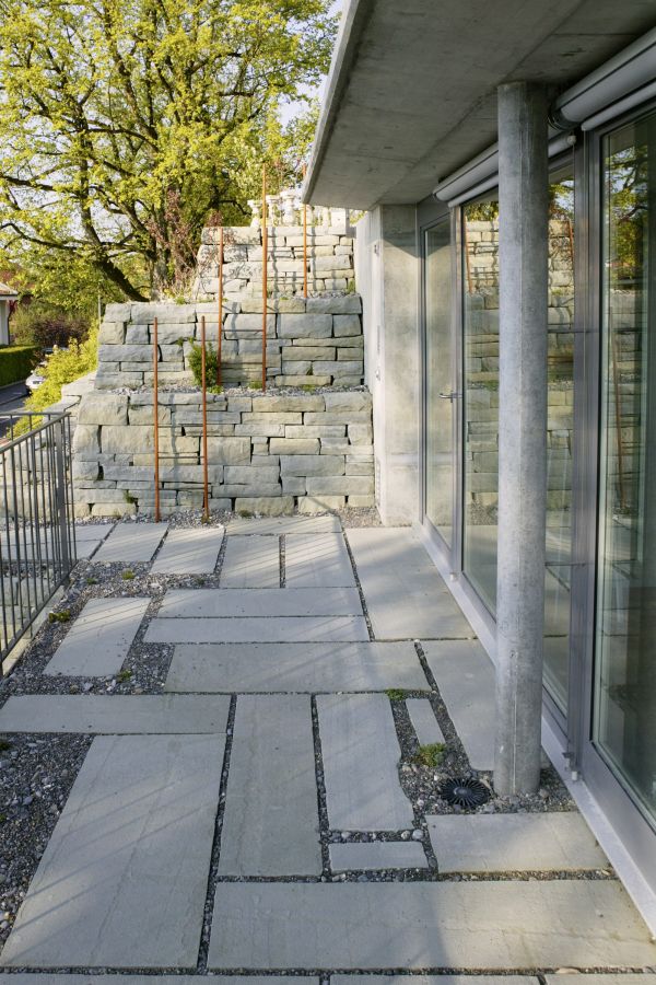 Umweltfreundliche Gartengestaltung um eine Villa.
