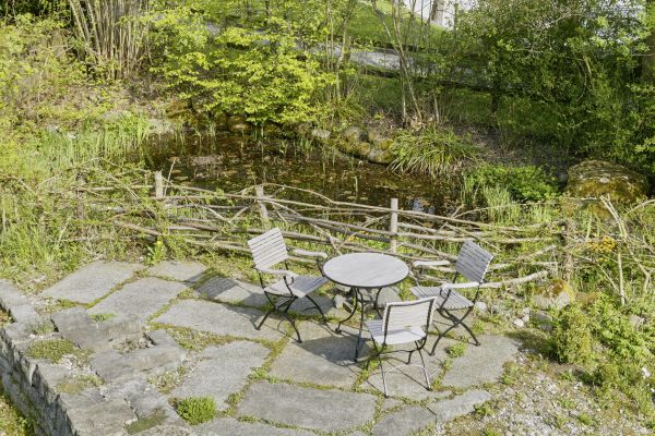 Sitzplatz und Erholungszone dank umweltfreundlichem Gartenbau.