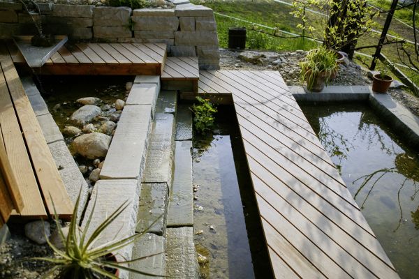 Umweltfreundlicher Teich eines ökologischen Gartens.