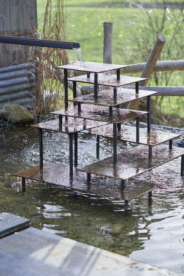 Beruhigendes Wasserspiel in einem umweltfreundlichem Garten.