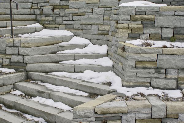 Schneebedeckte Terrassierung eines ökologischen Gartenbaus.